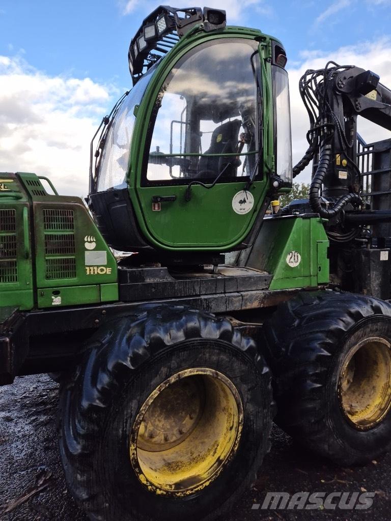 John Deere 1110 E Lesné traktory