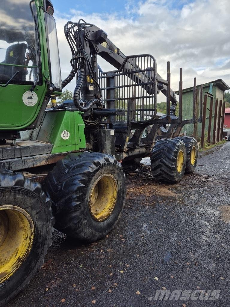 John Deere 1110 E Lesné traktory