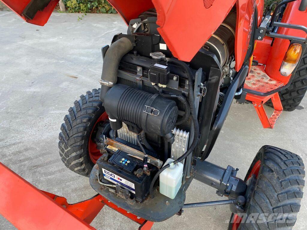 Kubota L1-382 Traktory
