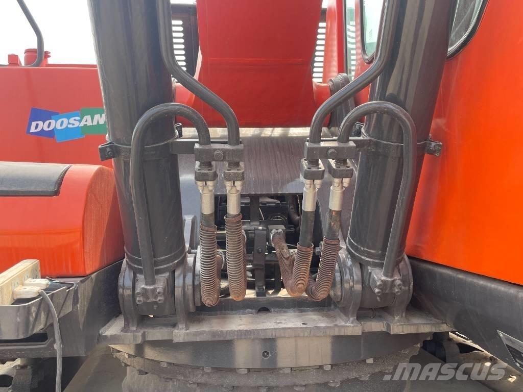 Doosan DX 300 Pásové rýpadlá