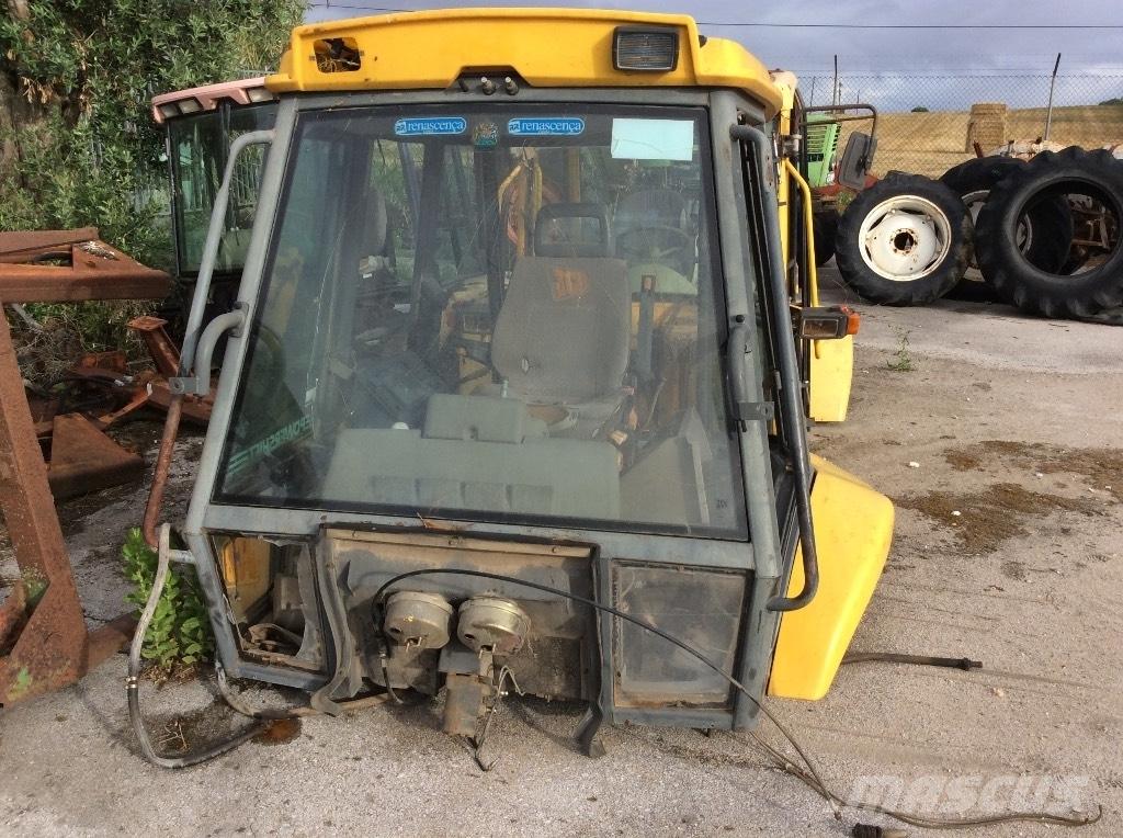 Komatsu WB 97 R Kabíny a interiér