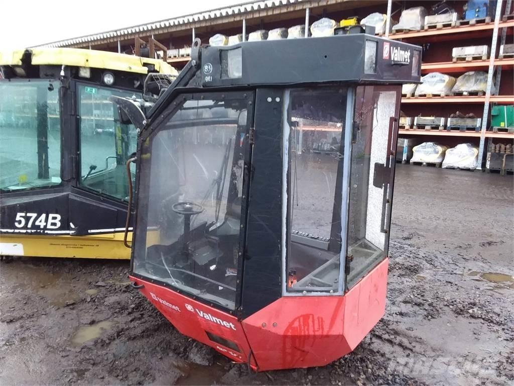 Valmet 911.1 Kabíny a interiér