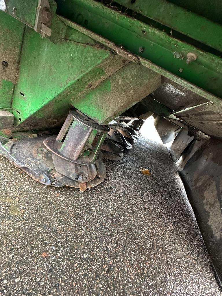 John Deere 830 Žací stroj-kondicionér