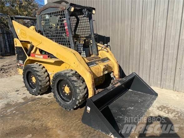 CAT 252 Šmykom riadené nakladače
