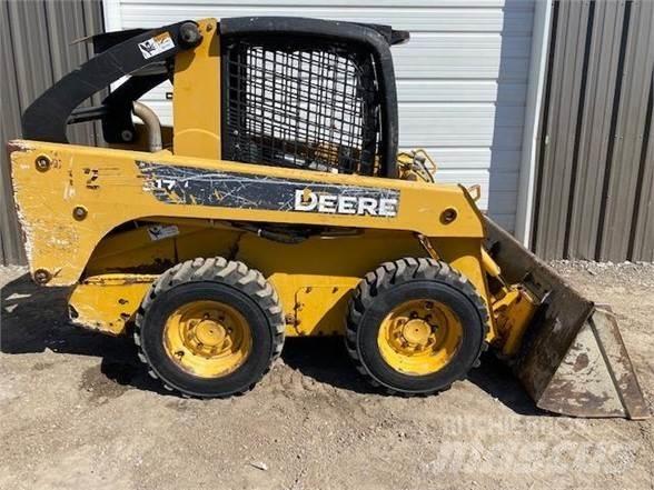 John Deere 317 Šmykom riadené nakladače