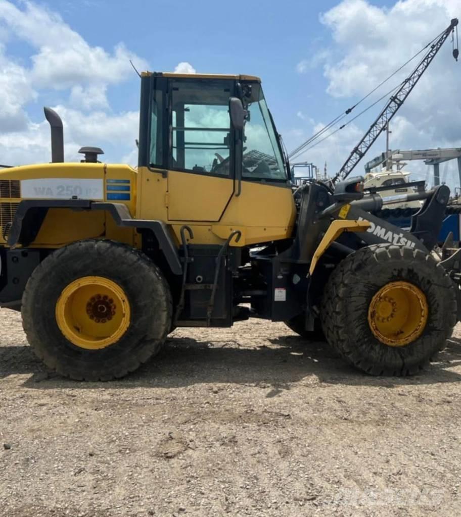 Komatsu WA 250 PZ-6 Kolesové nakladače