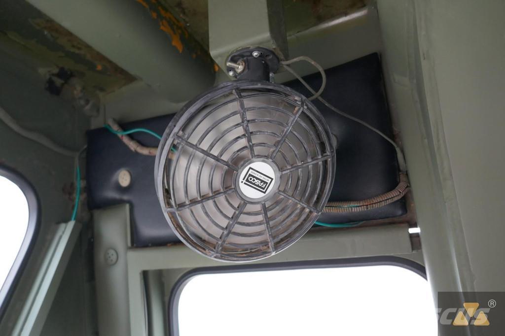 CAT D7G Ex-army Pásové dozéry