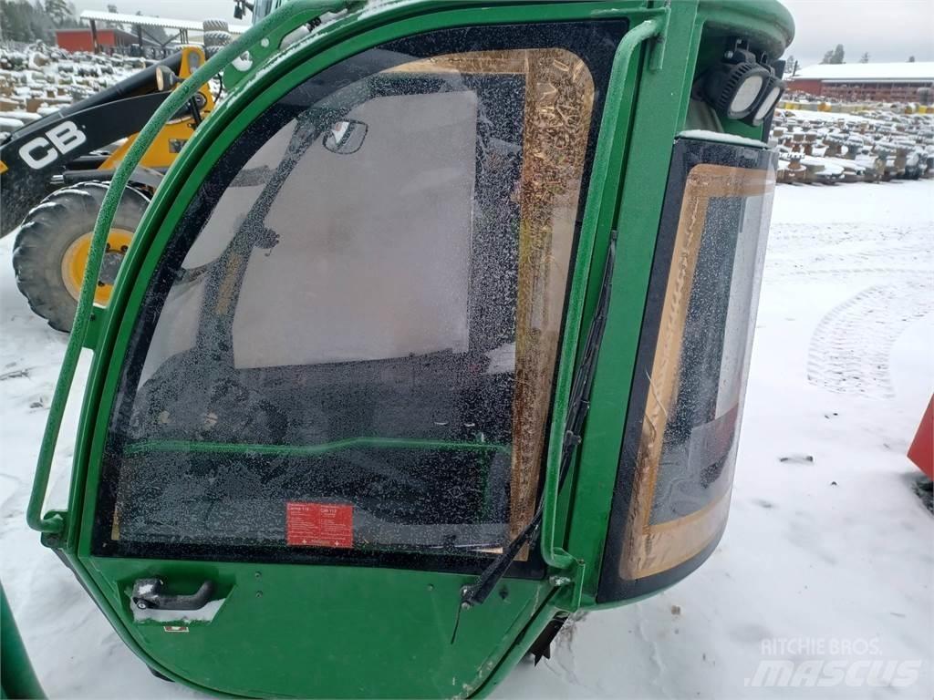 John Deere 1210e Kabíny a interiér