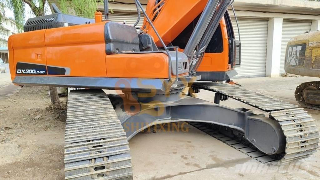 Doosan DX 300 Pásové rýpadlá