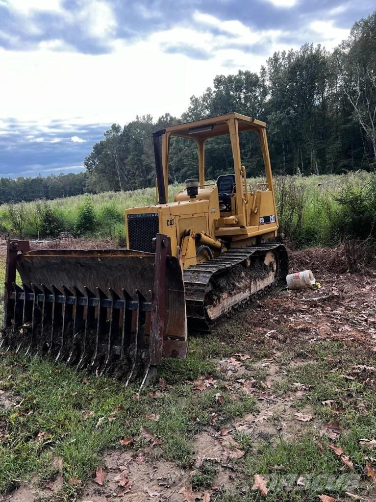 CAT D 3 B Pásové dozéry