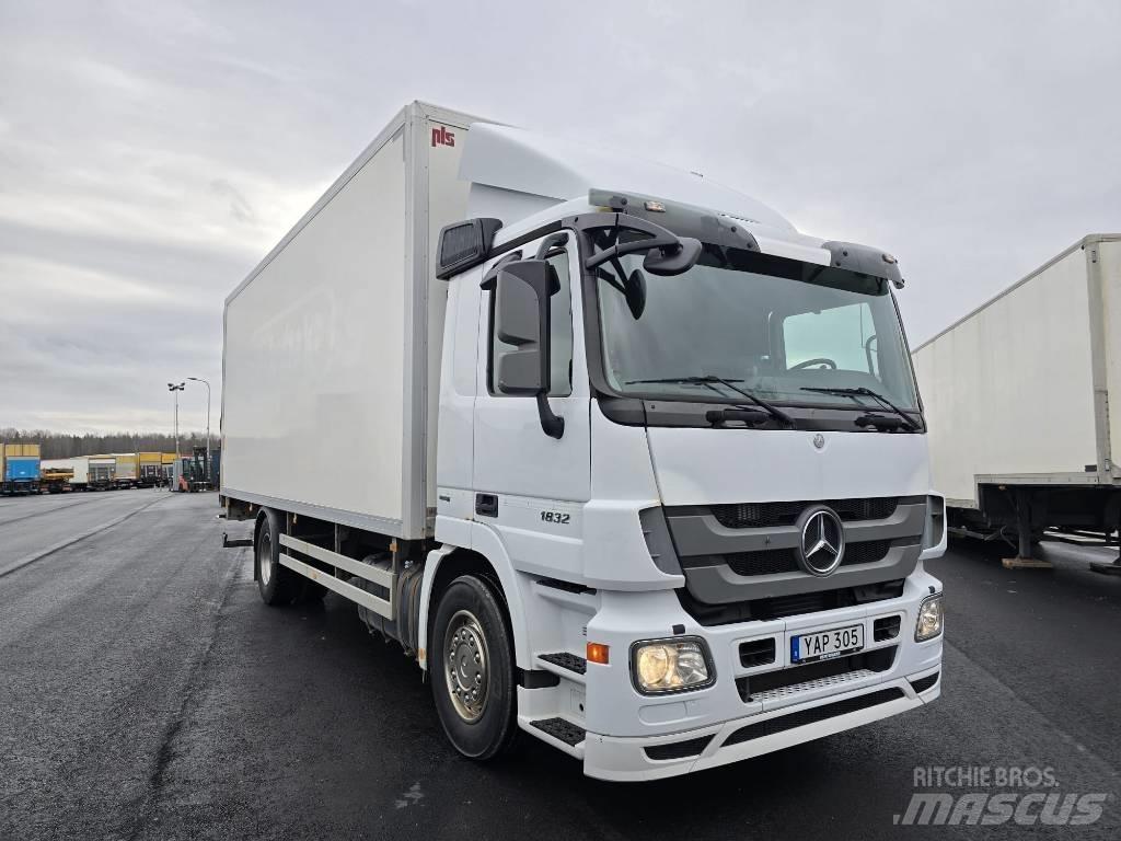 Mercedes-Benz 1832 Skriňová nadstavba