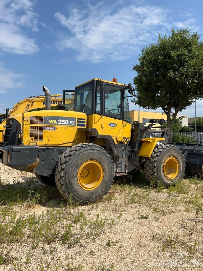 Komatsu WA 250 PZ-6 Kolesové nakladače