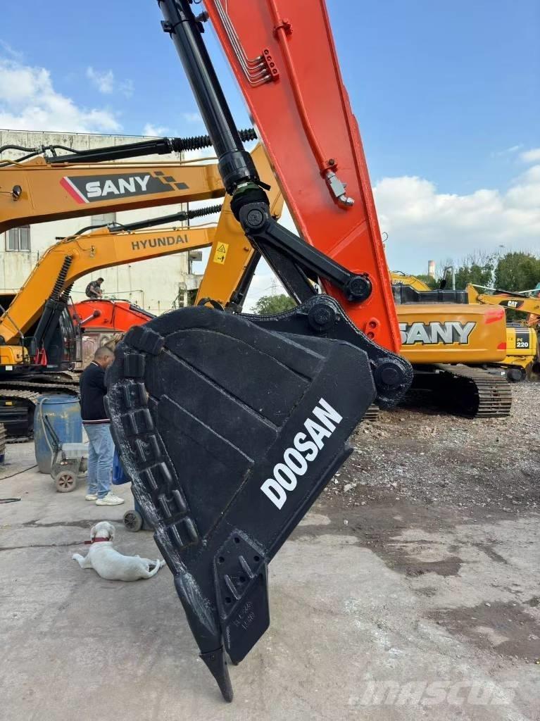Doosan DX300 Pásové rýpadlá