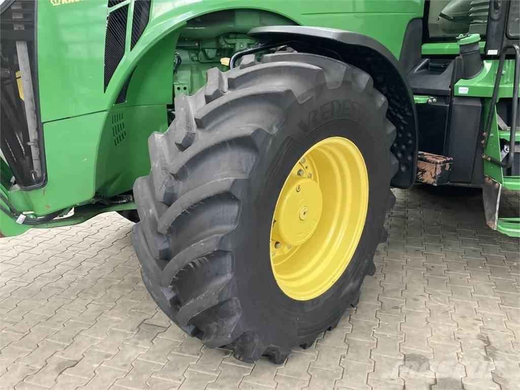 John Deere 8335R Traktory