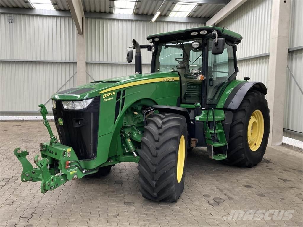 John Deere 8335R Traktory
