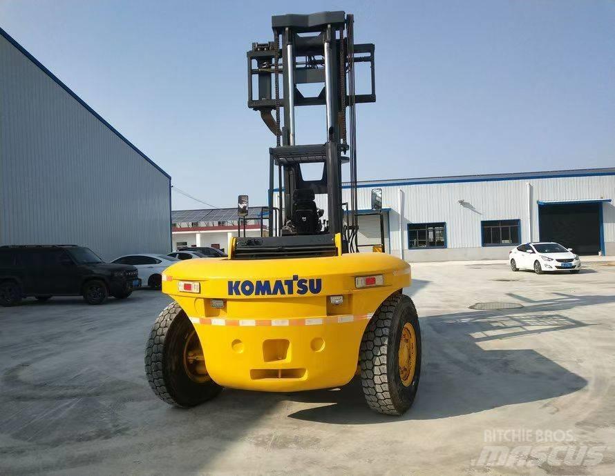 Komatsu FD200 Teleskopické manipulátory
