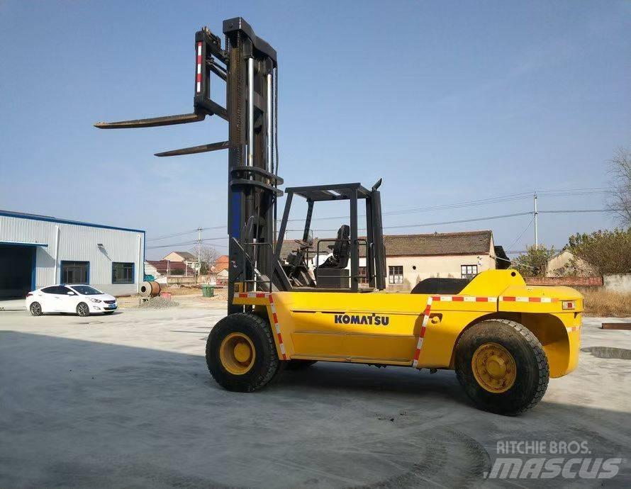 Komatsu FD200 Teleskopické manipulátory