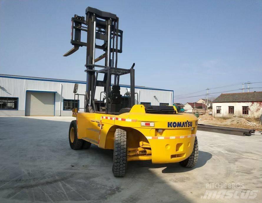 Komatsu FD200 Teleskopické manipulátory