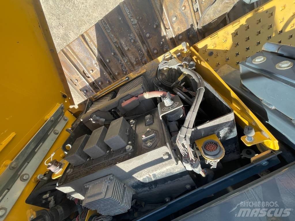 DEERE 700K Pásové dozéry