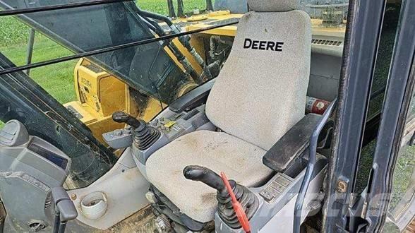 John Deere 210G LC Pásové rýpadlá