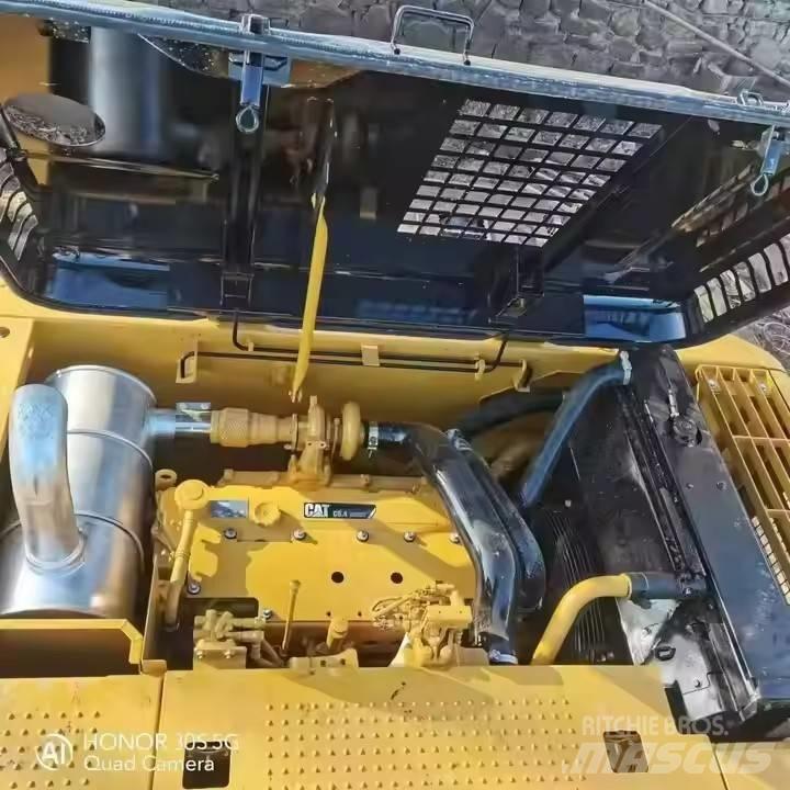 CAT 320D2 Pásové rýpadlá