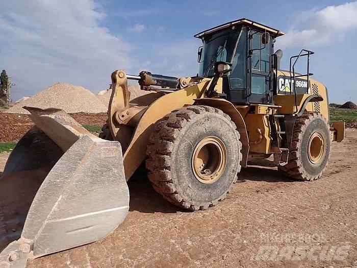 CAT 966M Kolesové nakladače