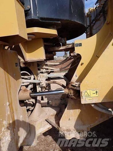 CAT 966M Kolesové nakladače