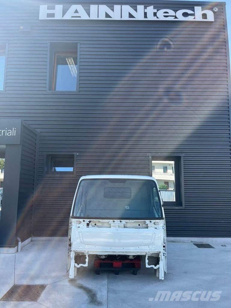 Mitsubishi S MODEL Kabíny a interiér