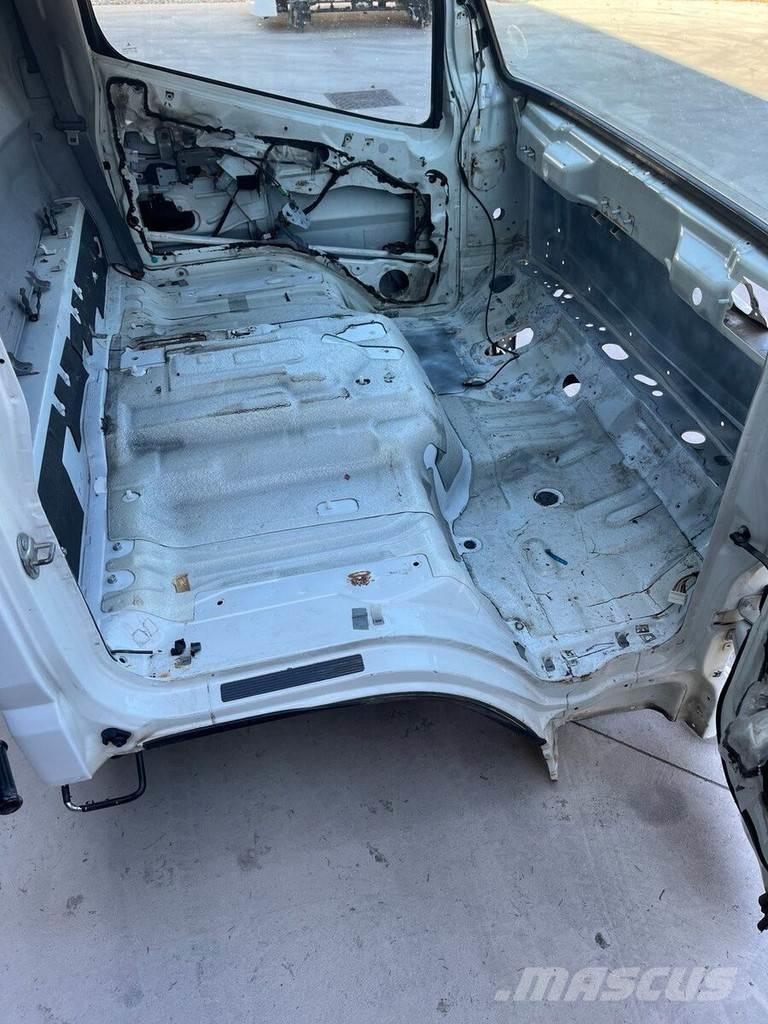 Mitsubishi S MODEL Kabíny a interiér