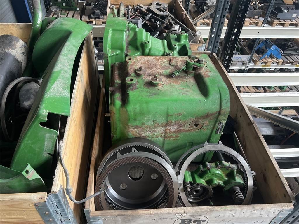 John Deere 7820 Traktory