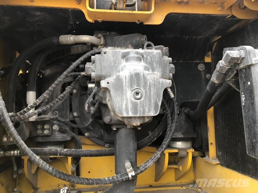 Komatsu 300 -7 Pásové rýpadlá