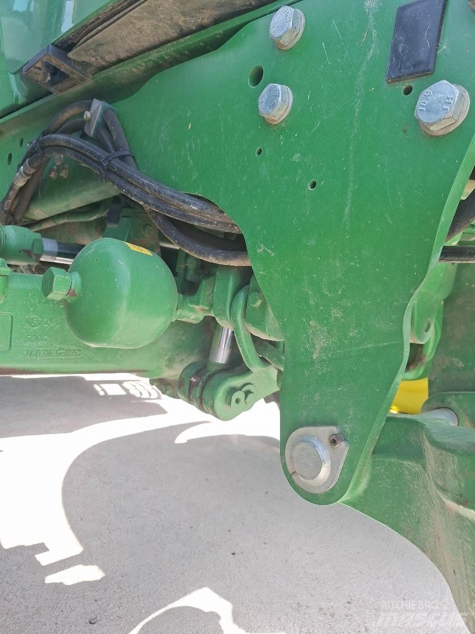 John Deere 6110R Traktory