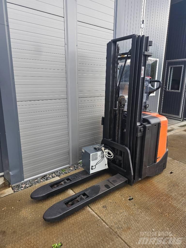BT SPE 125 L 4150mm Ručne vedené vysokozdvižné vozíky