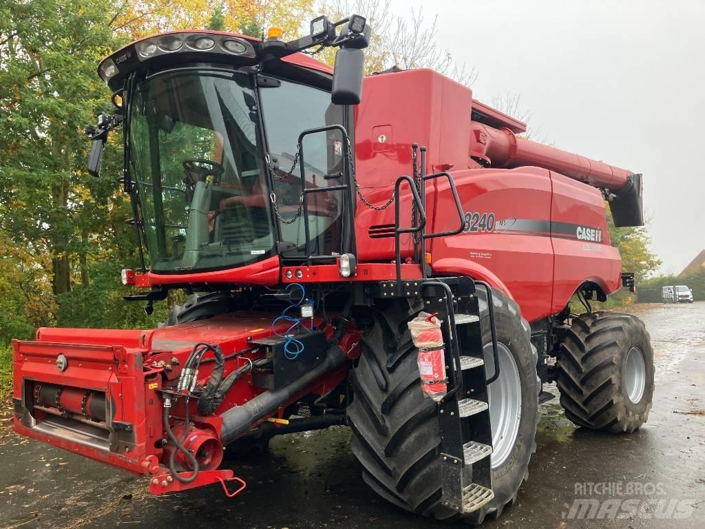 Case IH Axial 8240 Kombinované zberacie stroje