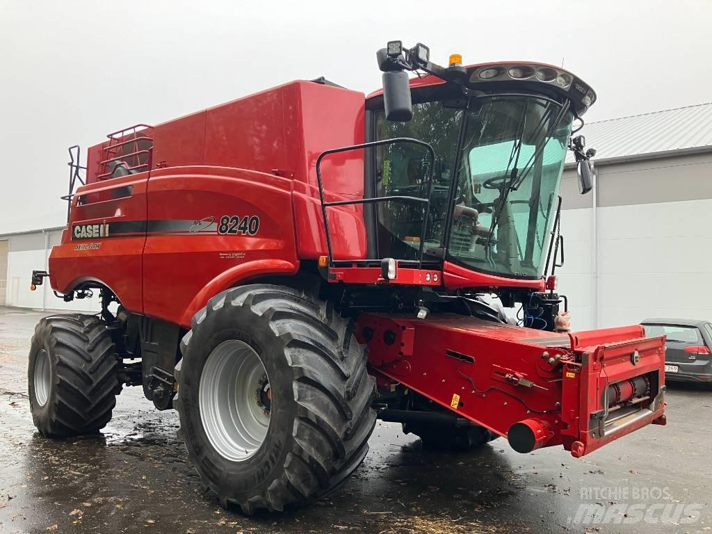 Case IH Axial 8240 Kombinované zberacie stroje