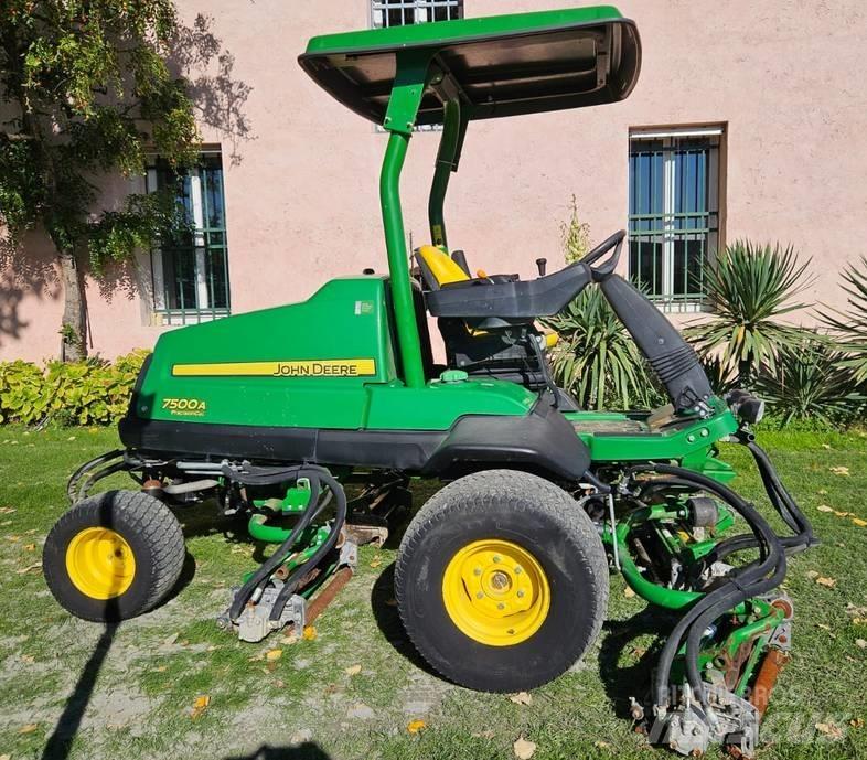 John Deere 7500 A Kosačky fervejí