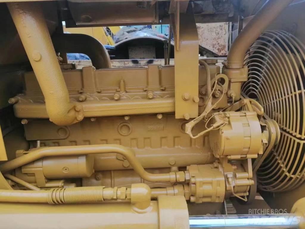 CAT D 4 C Pásové dozéry