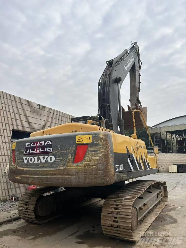 Volvo 240DL Pásové rýpadlá