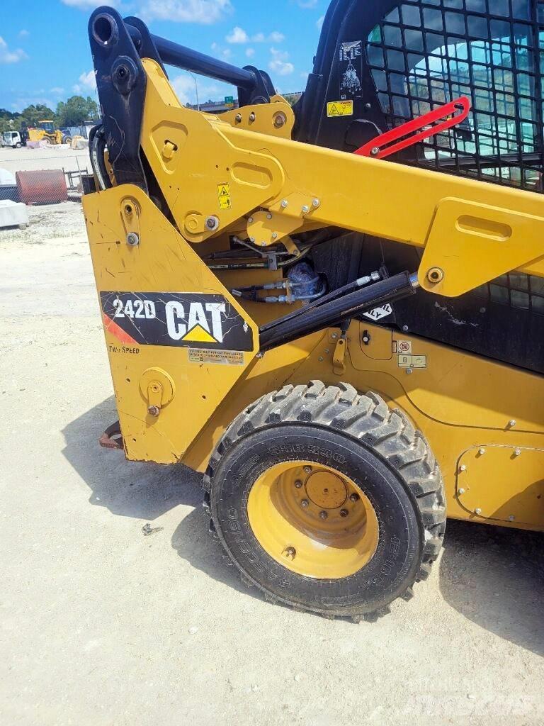 CAT 242 D Šmykom riadené nakladače