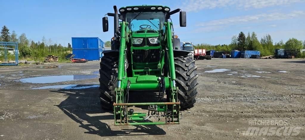John Deere 6215R Traktory