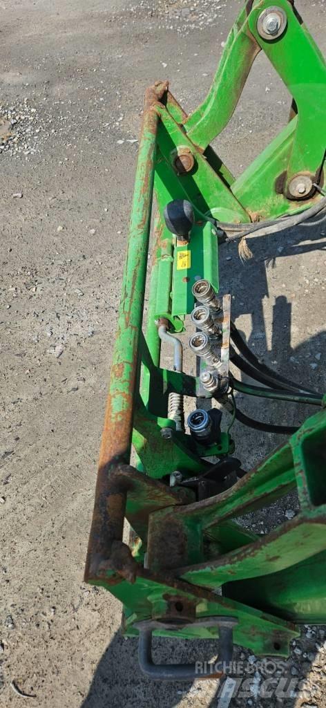 John Deere 6215R Traktory