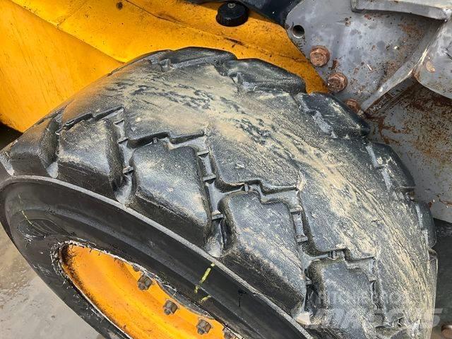 JCB 225 Šmykom riadené nakladače
