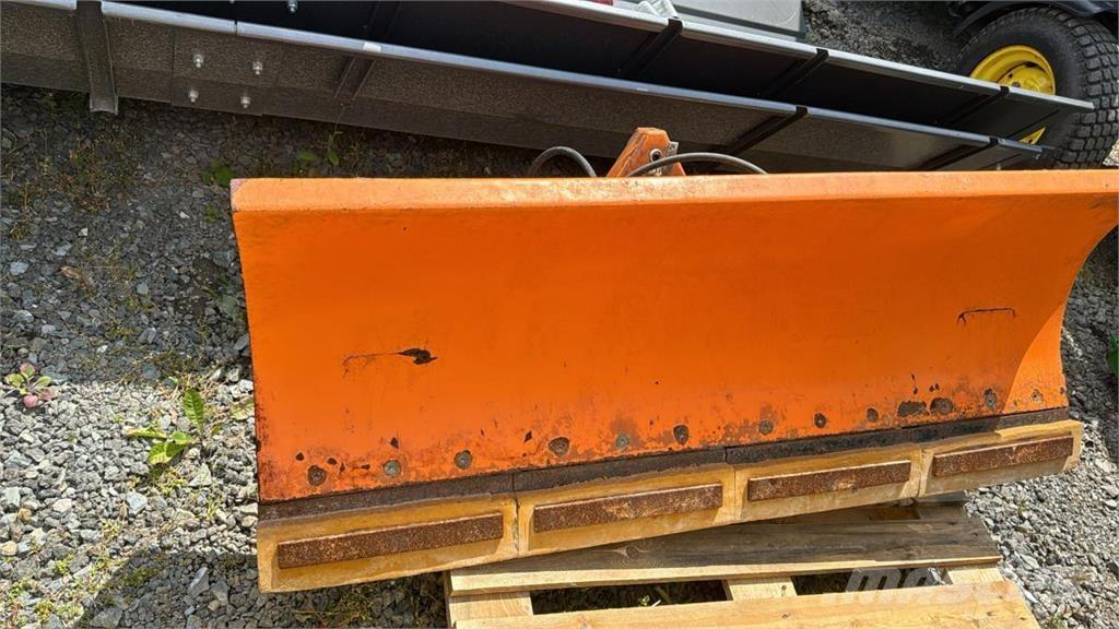 John Deere 3720 Kompaktné traktory