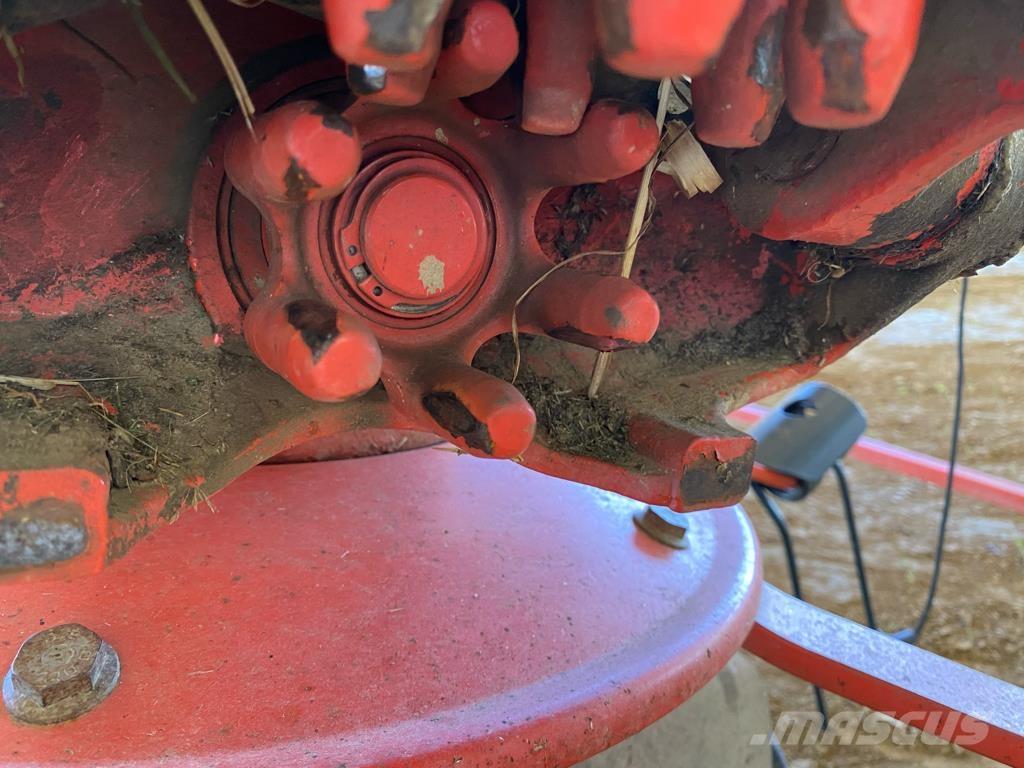 Kuhn GF 6502 Obracače a zhrabovače sena