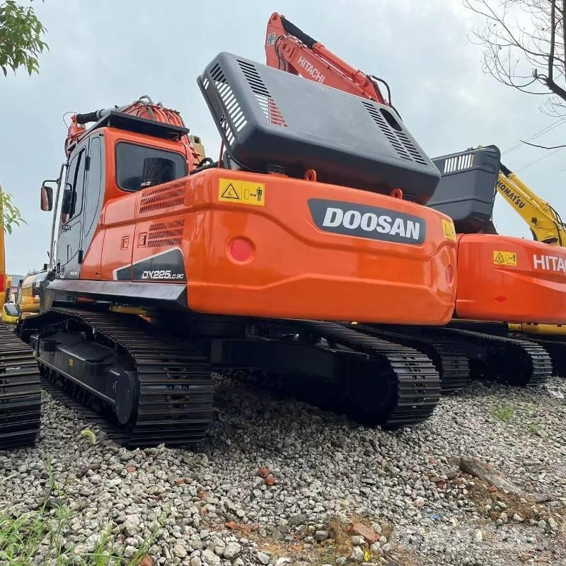 Doosan DX 225 Pásové rýpadlá