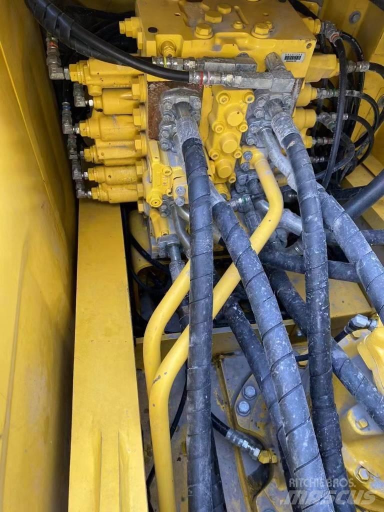 Komatsu 240LC-8 Pásové rýpadlá