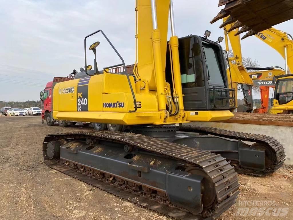 Komatsu 240LC-8 Pásové rýpadlá