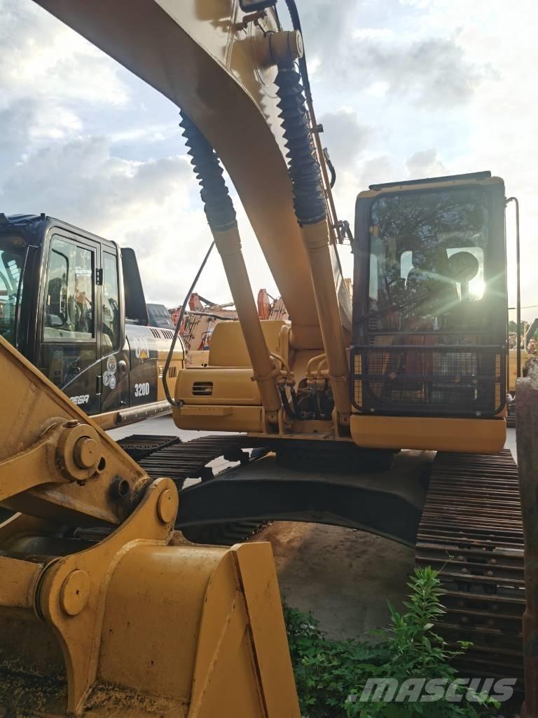 Komatsu PC 220-7 Pásové rýpadlá