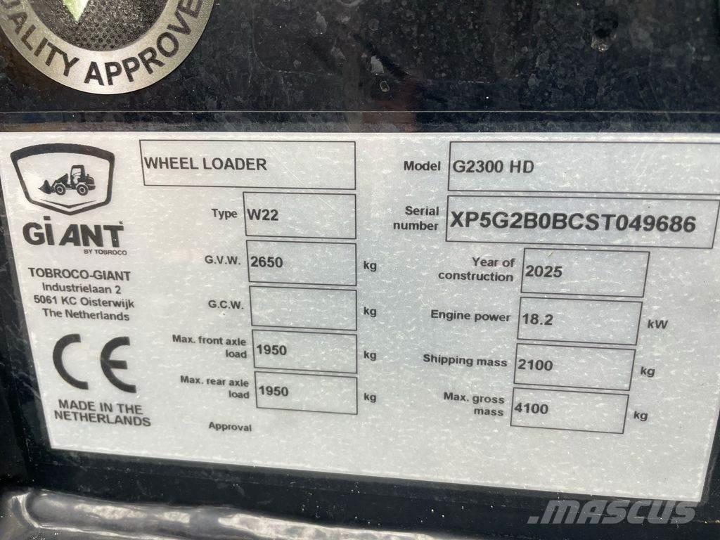 GiANT G2300 HD Kolesové nakladače