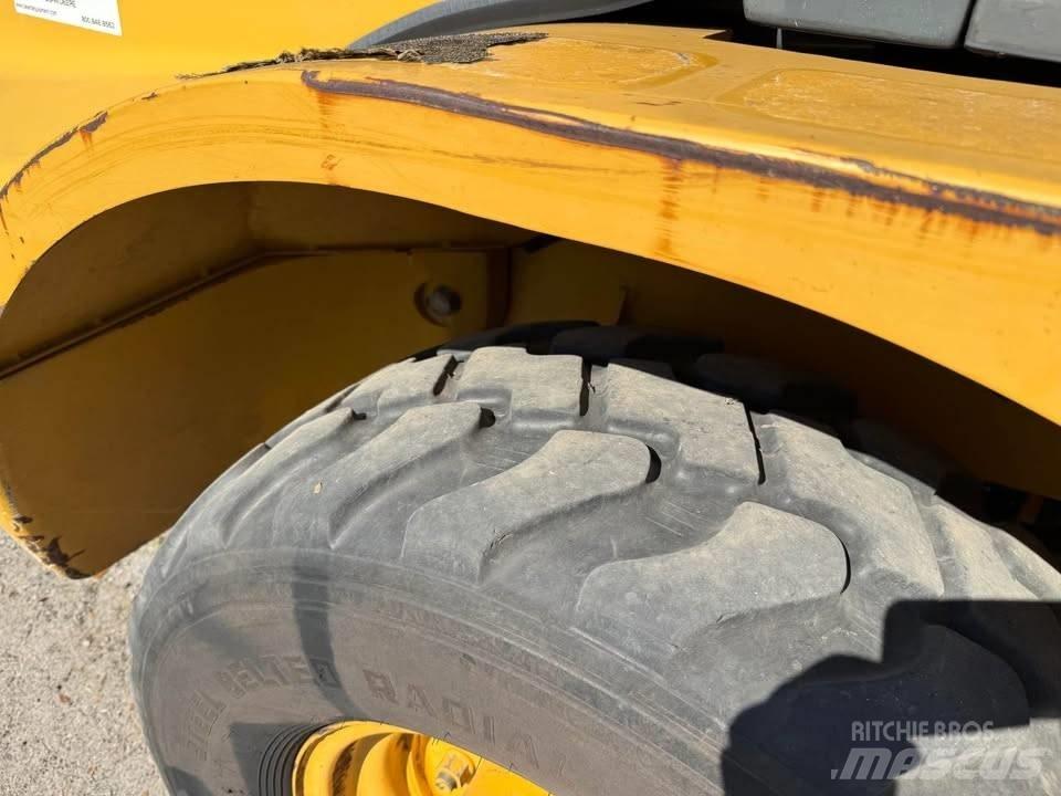 John Deere 244 J Kolesové nakladače